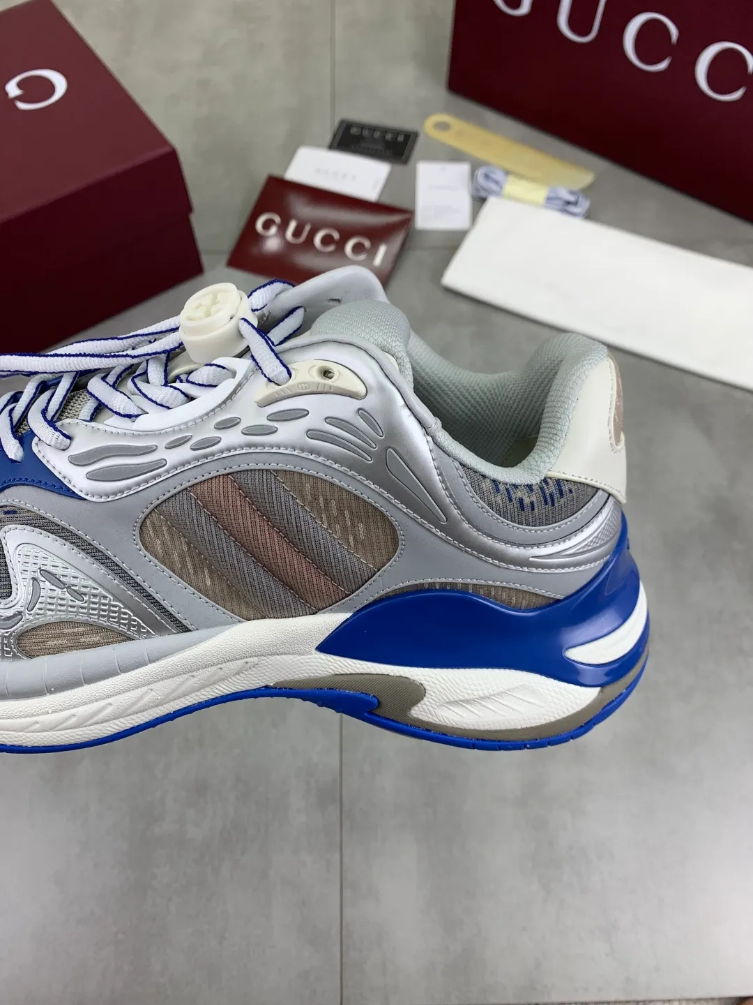 Men's shoes 💰P980 new style 💰 Gucci, couple style, women's style will be released later, new 2.0 futuristic sneakers‼ ️A pair of subversive sneakers is here. Gucci 2.0, a full series of 4 colors with key investment, smart silhouette: slightly curved forefoot design, you can clearly feel the propulsion when commuting and trotting, and it can enhance the sense of line extension when paired with wide-leg pants or cycling pants. EVA thick soles not only have a comfortable height-increasing effect, but also reduce weight (it actually lasts 3 hours of shopping without tiring your feet!) Highlight moments for lazy people: 2. Just choose it for airport wear! You can take them off in seconds after passing the security check (you can put them on as soon as you lift the heel strap), because the shoes come with a sliding buckle, so no need! ! Tie your shoes. Really achieve the sense of relaxation that goes with you. Size: Female 35-40 Male 39-45